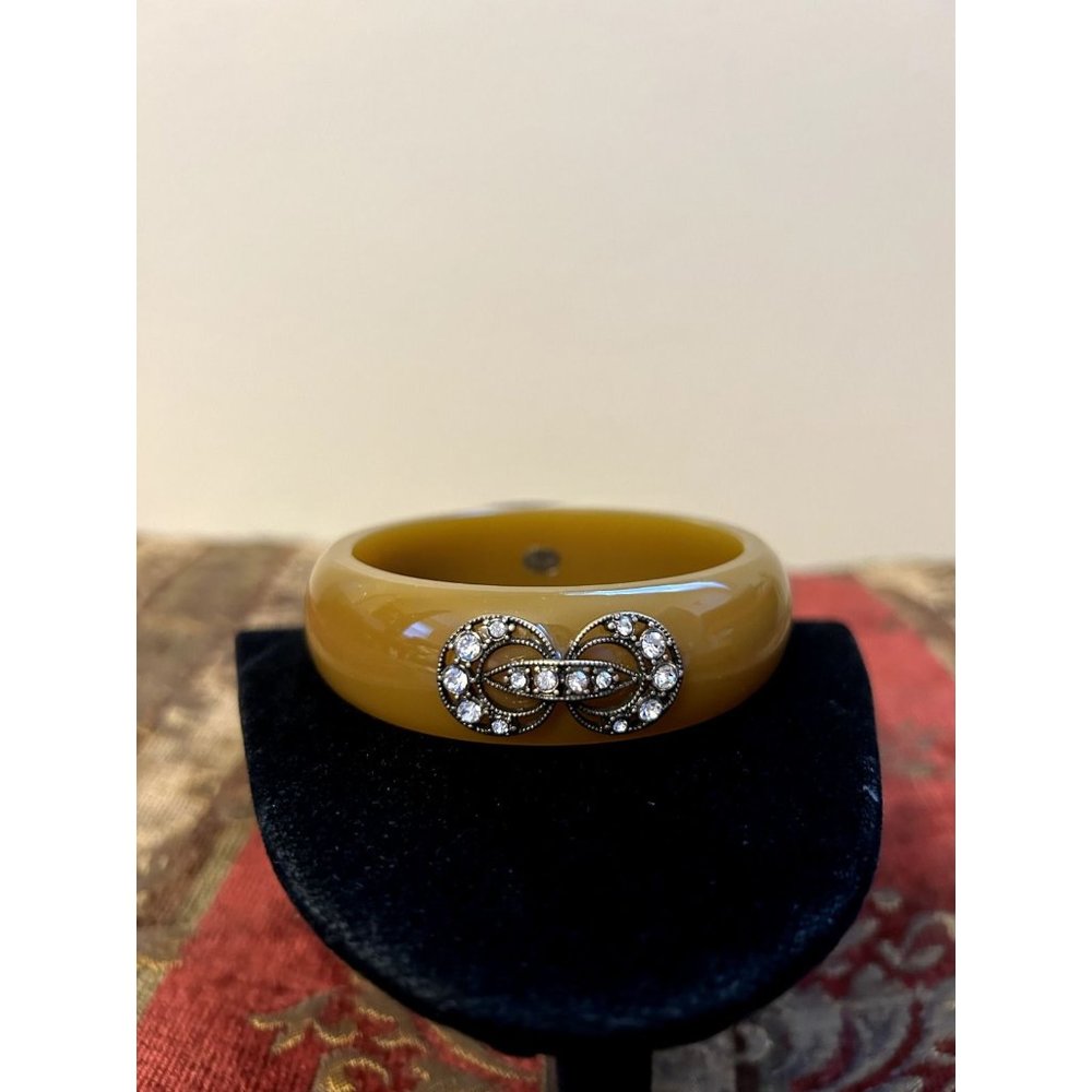 Elegant Gold Bracelet with Crystal Accents
